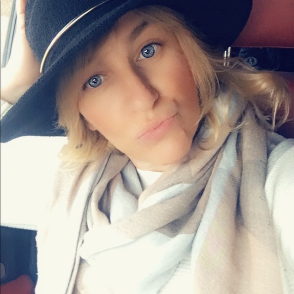 Hi y’all 🙋🏼‍♀️ thanks for checking out my closet - Picture 6 of 17